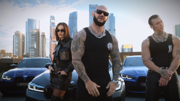 «Худи» стал первым бриллиантовым синглом в России