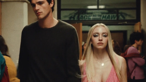 Образ недели: одежда Сидни Суини действует людям на нервы