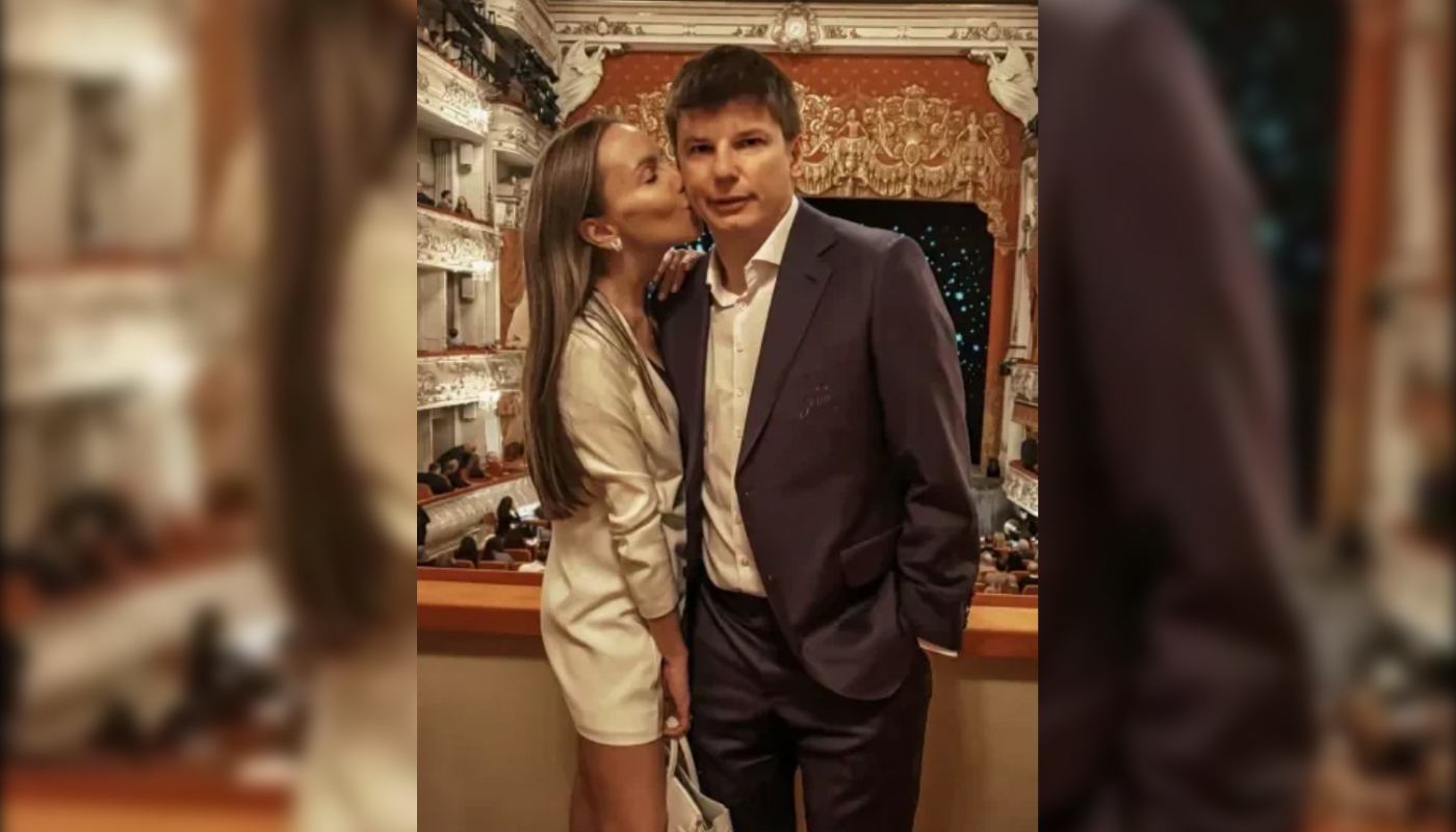 Андрей Аршавин посетил театр с избранницей Анной Петрушиной