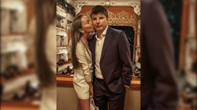 Андрей Аршавин посетил театр с избранницей Анной Петрушиной