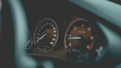 Шесть автобрендов изменили цены на новые авто