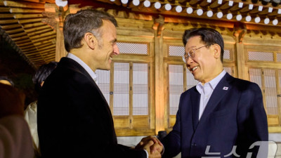 Президент Кореи подарил Брижит Макрон альбомы BTS