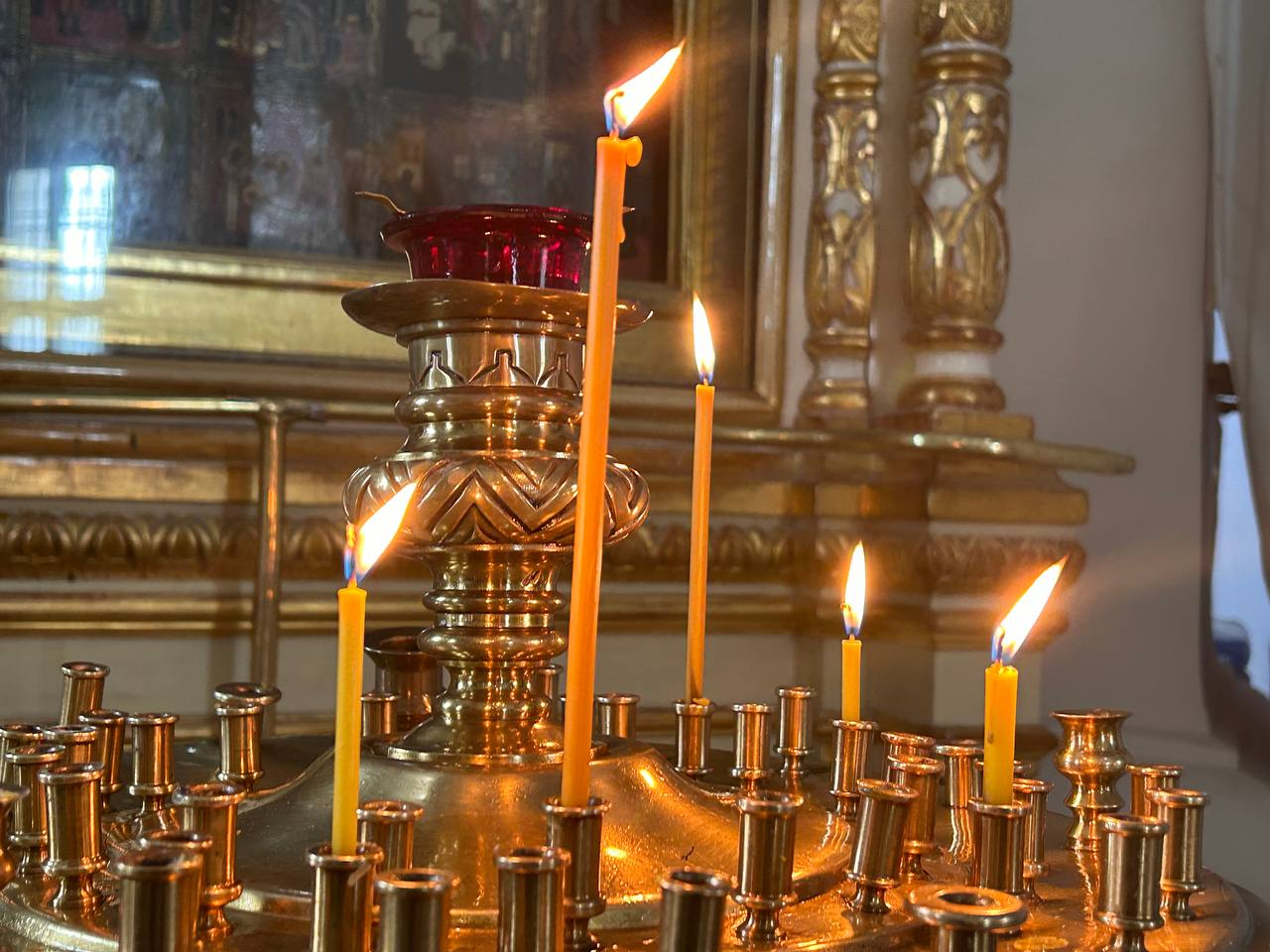 Перед Пасхой верующим напомнили о правилах использования свечей