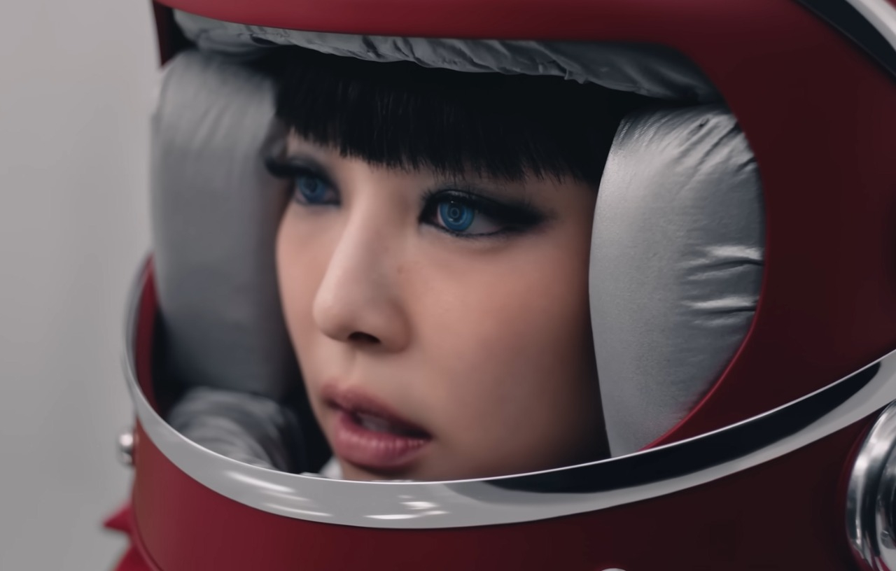 Дженни из BLACKPINK удивила фанатов новой песней на вечеринке CHANEL