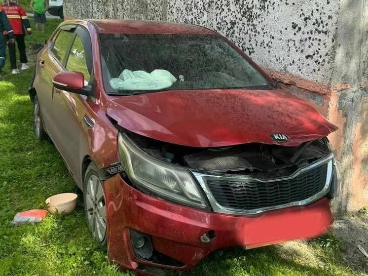 Автомобиль Kia Rio врезался в дом в Мурманской области