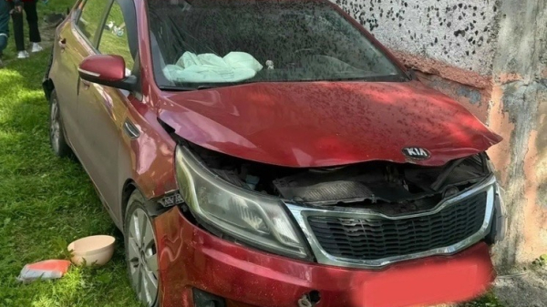 Автомобиль Kia Rio врезался в дом в Мурманской области