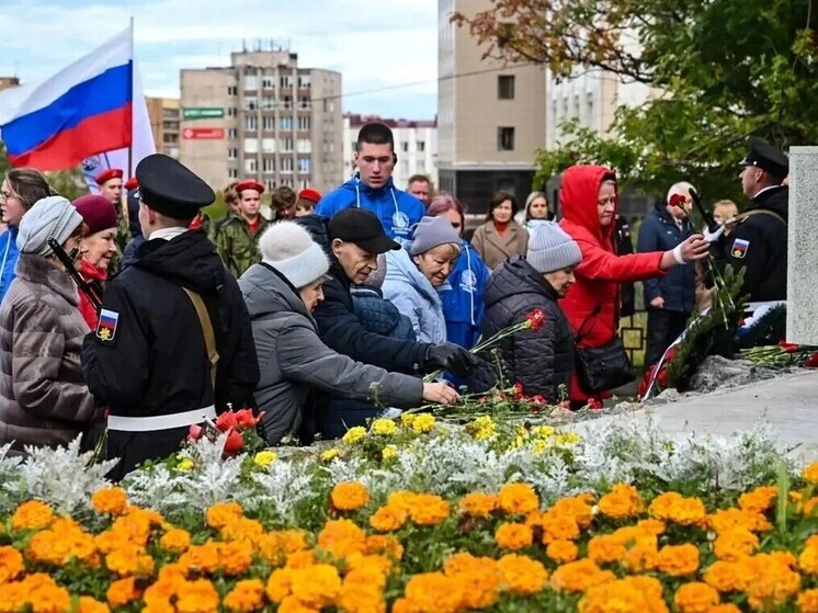 Мурманчане отметили 85-летие подвига 6-й комсомольской батареи