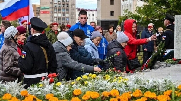 Мурманчане отметили 85-летие подвига 6-й комсомольской батареи